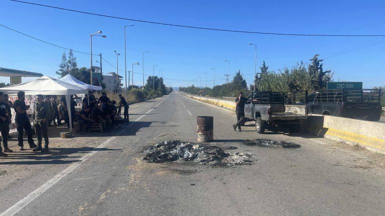 Αγρότες της Κρήτης κλιμακώνουν τον αγώνα τους – Τρίτο μπλόκο στον ΒΟΑΚ στο Ρέθυμνο