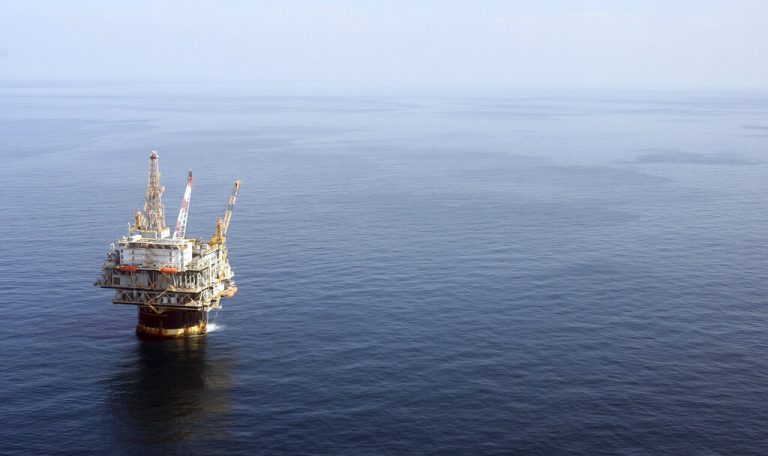 Υπεγράφησαν οι αποφάσεις για έρευνα και εκμετάλλευση των υδρογονανθράκων σε Κρήτη και Πελοπόννησο με Chevron – Helleniq Energy