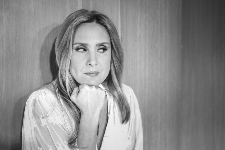 Η Dalida επιστρέφει: Η Εύα Κοτανίδη μας ξανασυστήνει τη γυναίκα πίσω από τον θρύλο