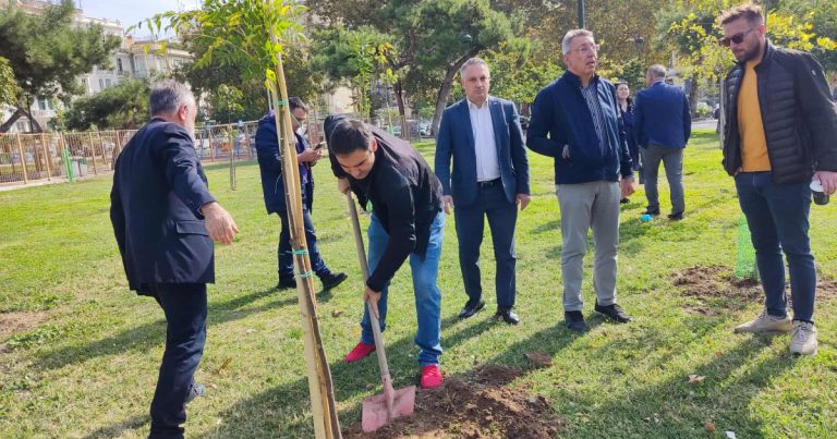 Θεσσαλονίκη: Εκατό δέντρα που συμβολίζουν τα χρόνια ζωής του ΕΕΘ φυτεύτηκαν στο κέντρο της πόλης