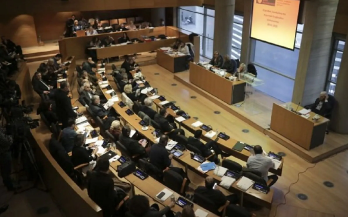 Ενός λεπτού σιγή στη μνήμη του Διονύση Σαββόπουλου από τo Δημοτικό Συμβούλιο Θεσσαλονίκης