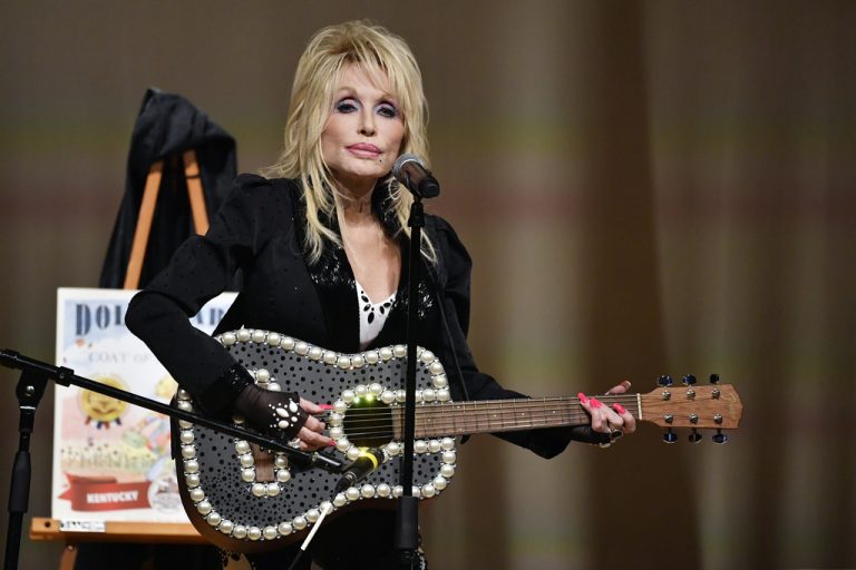 «Προσευχές» για την Dolly Parton ζητά η αδελφή της δέκα ημέρες μετά την ακύρωση εμφανίσεων της σούπερ σταρ της μουσικής