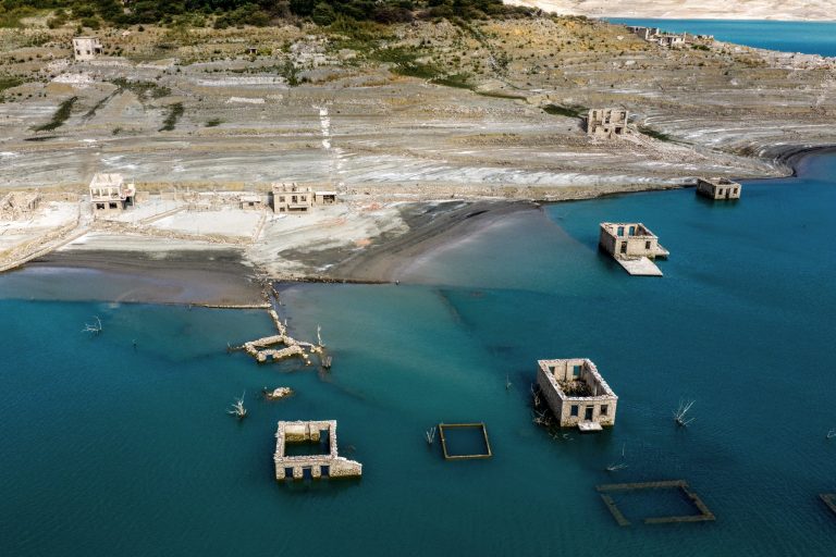Το EΡΤnews στον Μόρνο: Η παρατεταμένη λειψυδρία έφερε στην επιφάνεια το βυθισμένο χωριό Κάλλιο – Αποκαλυπτικές εικόνες