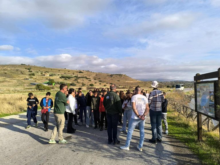 Μαθητές και εκπαιδευτικοί σε δράσεις παρατήρησης πουλιών στον υγρότοπο Καλλονής