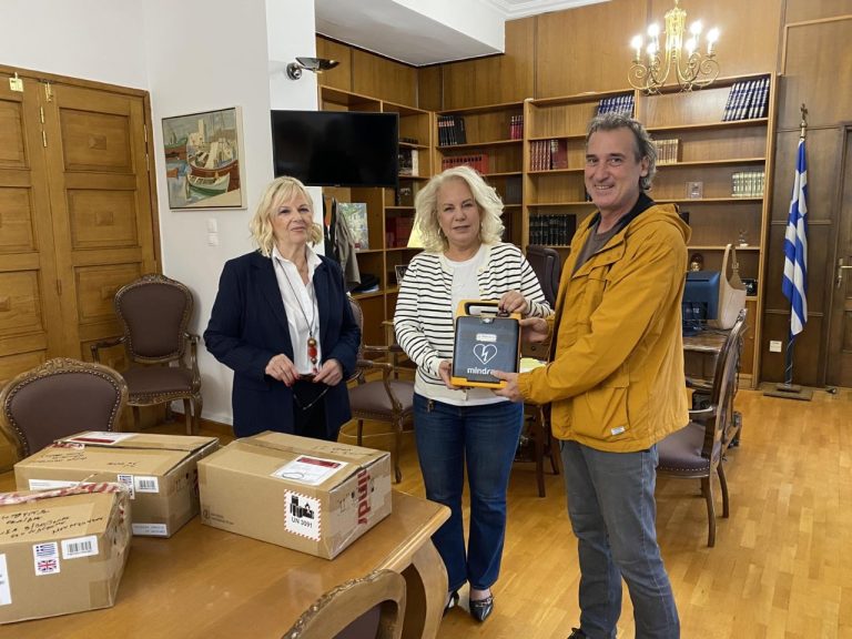 Παράδοση απινιδωτών στην εκπαιδευτική κοινότητα της Μαγνησίας