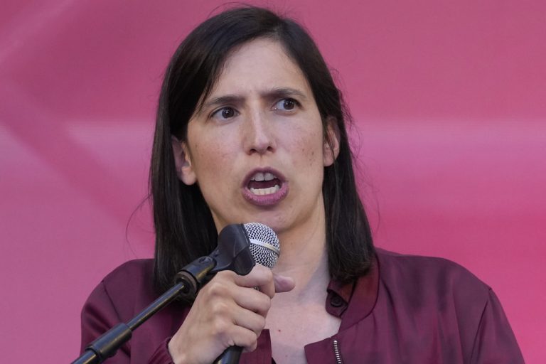 «Η δημοκρατία κινδυνεύει»: Σφοδρότατη επίθεση της Έλι Σλάιν στην ιταλική κυβέρνηση την επομένη της βομβιστικής επίθεσης κατά δημοσιογράφου