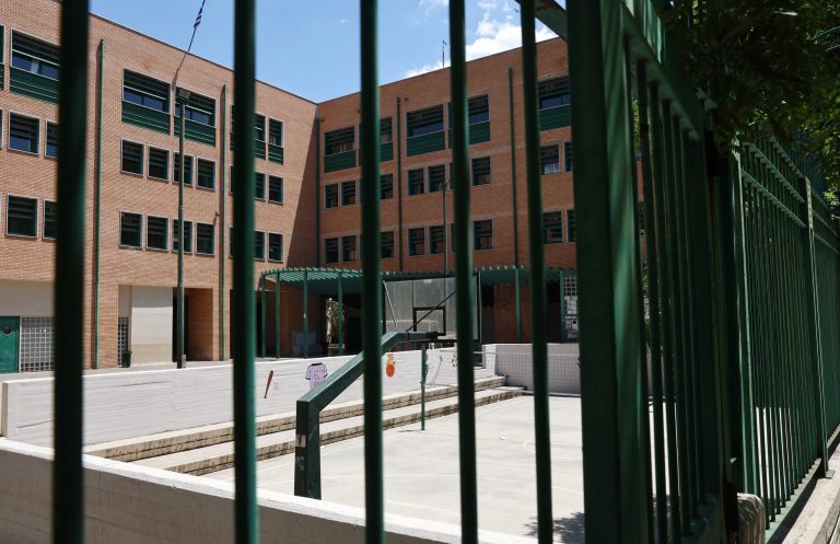 Συμπλοκή μαθητών με σκουπόξυλα και τούβλα στο Περιστέρι – Τραυματίστηκε η διευθύντρια
