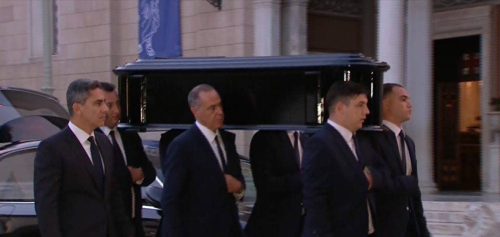 Η στιγμή που φτάνει  η σορός του Διονύση Σαββόπουλου στη Μητρόπολη – Σε λίγη ώρα ο αποχαιρετισμός του κόσμου