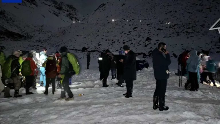 Χιονοθύελλα παγιδεύει εκατοντάδες ανθρώπους στο Έβερεστ – Aγώνας διάσωσης 200 ορειβατών