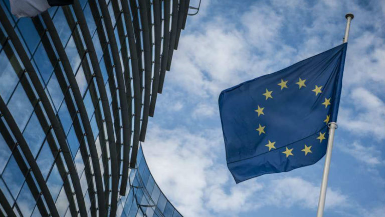 Μετάλλια και σαμπάνιες για επίλεκτους υπαλλήλους της Κομισιόν