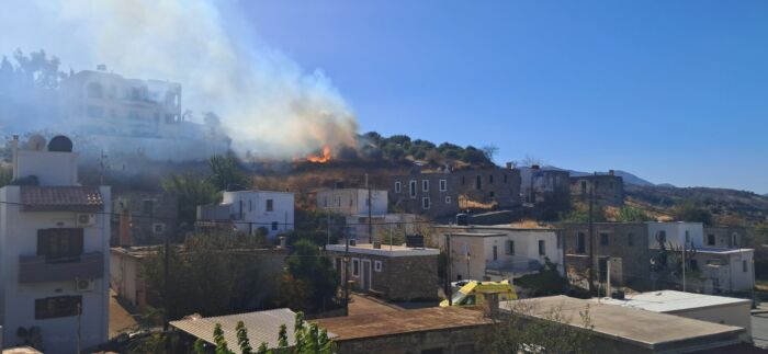 Φωτιά κοντά σε σπίτια στα Ανώγεια – Ισχυρή κινητοποίηση των πυροσβεστών (φωτο)