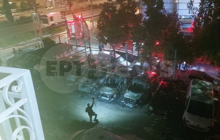 Βίντεο ντοκουμέντο από την εμπρηστική επίθεση στην έκθεση αυτοκινήτων στη Νέα Φιλαδέλφεια