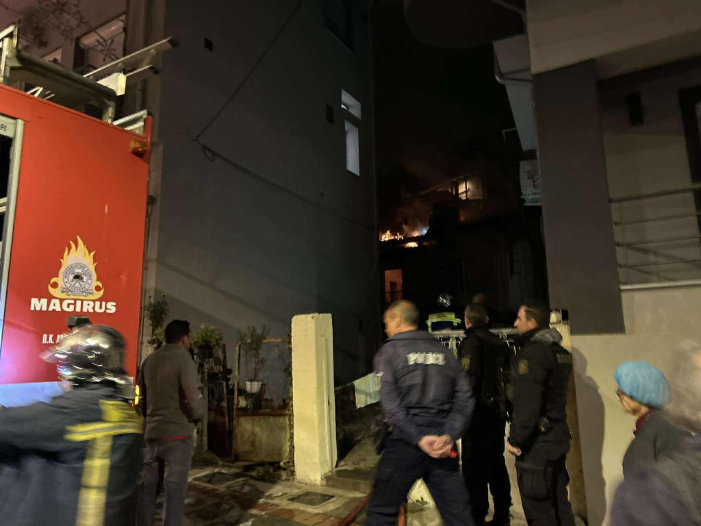Πυρκαγιά σε μονοκατοικία στο κέντρο του Άργους Ορεστικού – Άμεση επέμβαση της Πυροσβεστικής