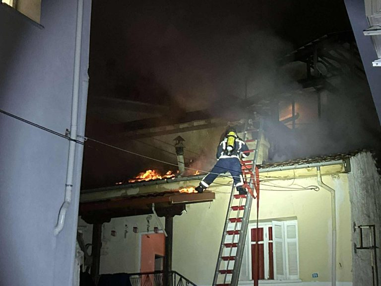 Πυρκαγιά σε μονοκατοικία στο κέντρο του Άργους Ορεστικού – Άμεση επέμβαση της Πυροσβεστικής