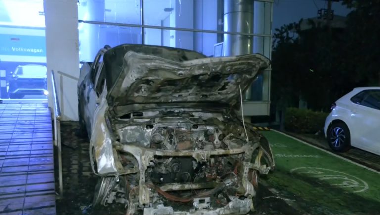 Πυρκαγιά σε υπαίθριο χώρο έκθεσης αυτοκινήτων στη Νέα Χαλκηδόνα – Κάηκαν 12 οχήματα