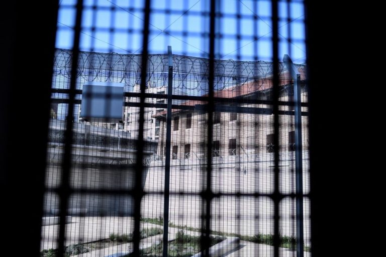 Η δύσκολη πρώτη μέρα του Σαρκοζί στη φυλακή: Με γυμναστική, γράψιμο, Κάρλα Μπρούνι και δύο αστυνομικούς σε διπλανό κελί