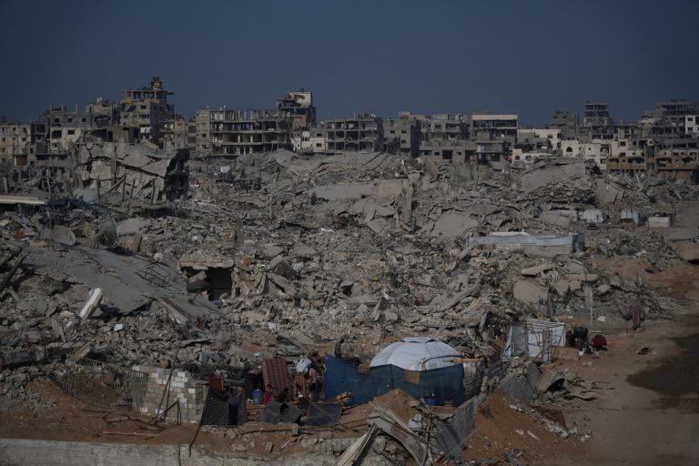 Σε κρίσιμη καμπή η εκεχειρία στη Γάζα: Τριάντα  νεκροί από τις ισραηλινές επιθέσεις – Αλληλοκατηγορίες μεταξύ Ισραήλ και Χαμάς για παραβιάσεις της κατάπαυσης του πυρός
