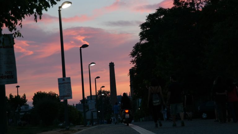 Μυστήριο με τον αιφνίδιο θάνατο δεκαεξάχρονης έξω από μπαρ στο Γκάζι – Το ΕΚΑΒ παρέλαβε από το ίδιο σημείο τρία ακόμα άτομα με μέθη