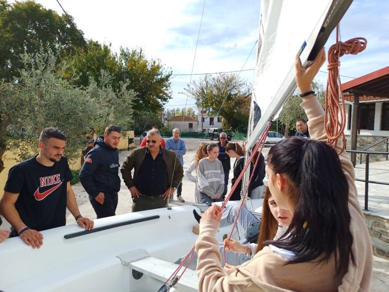 Ιστιοπλοϊκό σκάφος στο ΓΕΛ Μηλεών για δωρεάν μαθήματα ιστιοπλοΐας