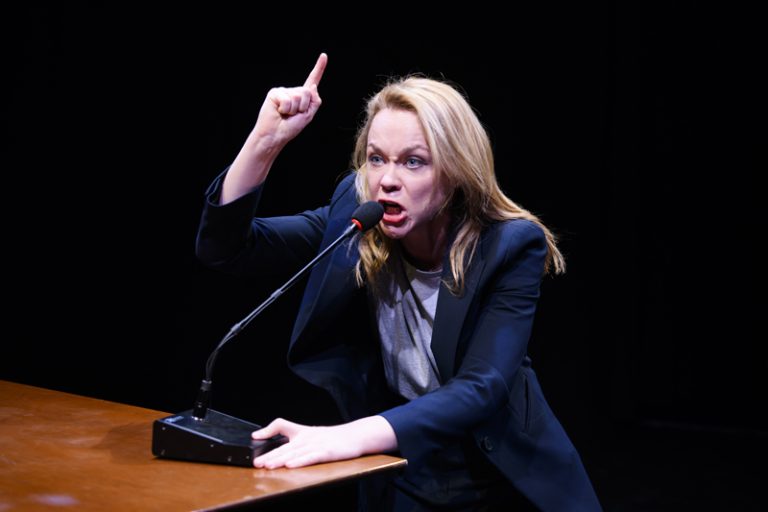 Το συγκλονιστικό “Prima Facie” με τη Λένα Παπαληγούρα επιστρέφει