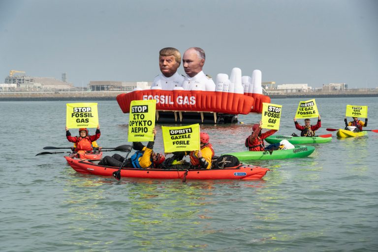 Συνεχίζεται η κινητοποίηση της Greenpeace στον τερματικό σταθμό Zeebrugge στο Βέλγιο