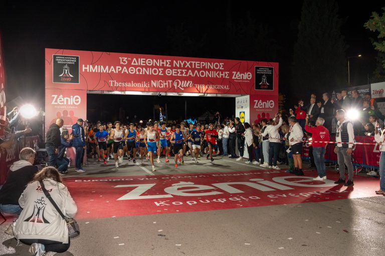 Μεγάλα ρεκόρ από κορυφαίους Έλληνες πρωταθλητές, χιλιάδες δρομείς και μοναδική γιορτινή ατμόσφαιρα στον 13ο Διεθνή Νυχτερινό Ημιμαραθώνιο Θεσσαλονίκης
