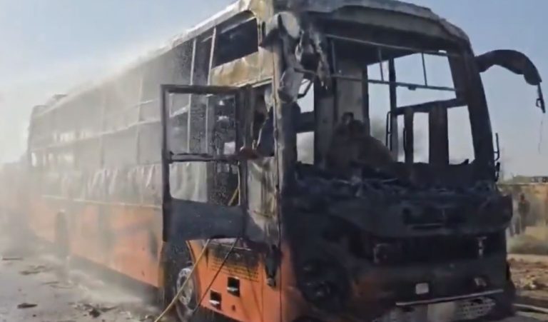 Τραγωδία στην Ινδία: Λεωφορείο τυλίχθηκε στις φλόγες – Τουλάχιστον 20 νεκροί