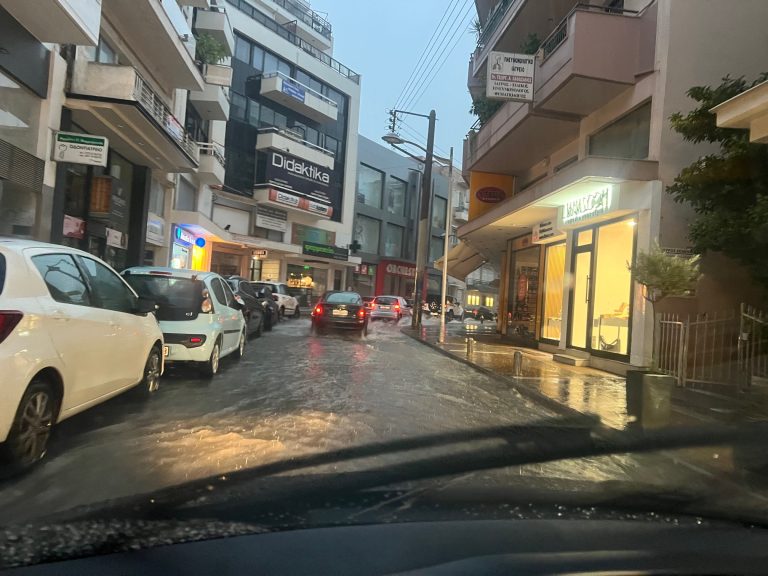 Καλαμάτα: Απροσπέλαστοι δρόμοι από τη σφοδρή καταιγίδα