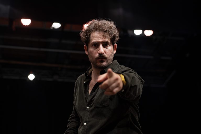 «Ο Ηλίθιος» του Ντοστογιέφσκι επιστρέφει στη Θεσσαλονίκη για δύο παραστάσεις στο Θέατρο Αυλαία
