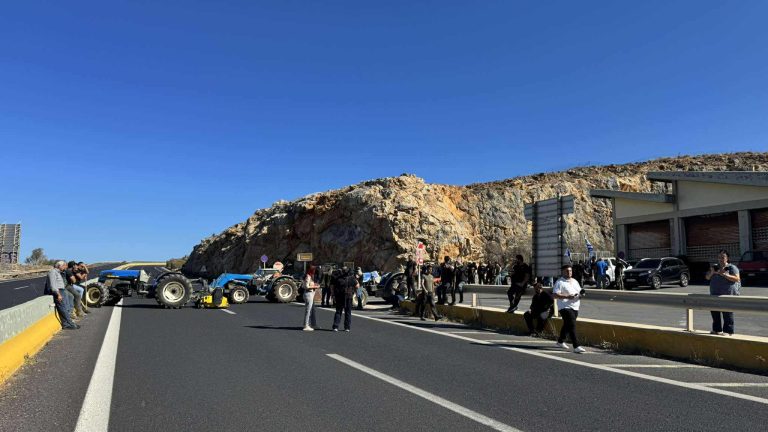 Ηράκλειο: Έκλεισε ο ΒΟΑΚ – Αποφάσισαν να μείνουν στο μπλόκο οι αγροτοκτηνοτρόφοι