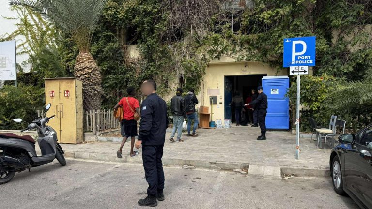 Ηράκλειο: Σε εξέλιξη η μεταφορά των παράτυπων μεταναστών