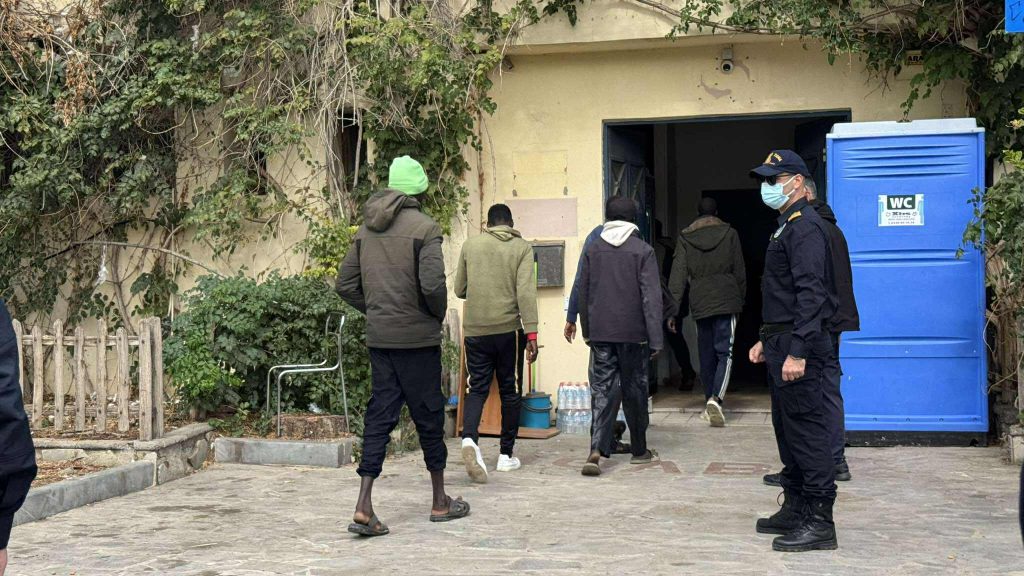Ηράκλειο: Σε εξέλιξη η μεταφορά των παράτυπων μεταναστών