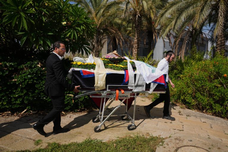 Το Ισραήλ παρέλαβε μία από τις τρεις τελευταίες σορούς ομήρων