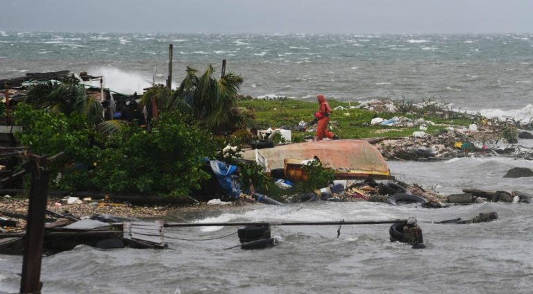 Τυφώνας Μελίσσα: Συναγερμός στην Τζαμάικα, τρέχει με ταχύτητα 270 χλμ – Ο ισχυρότερος στον Ατλαντικό για το 2025 (Live εικόνα)