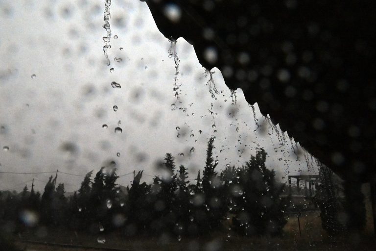 Έρχονται δύο νέα διαδοχικά κύματα κακοκαιρίας με βροχές και καταιγίδες – Πότε αναμένονται τα φαινόμενα στην Αττική