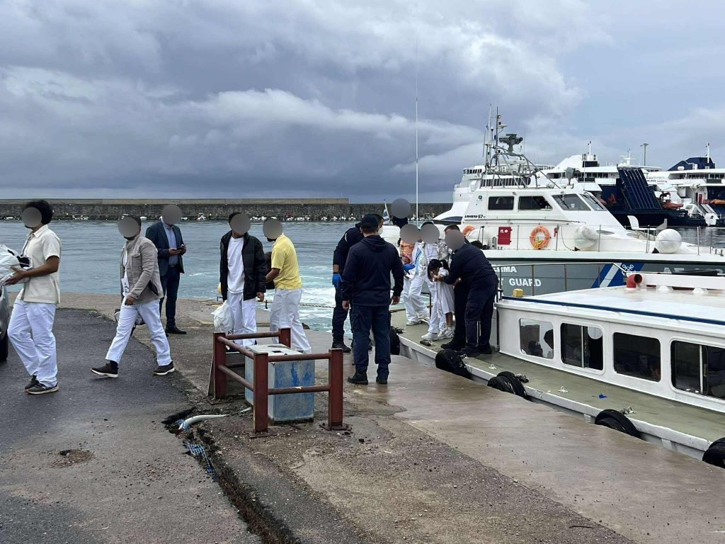 Καλαμάτα: 63 πρόσφυγες και μετανάστες διασώθηκαν από κρουαζιερόπλοιο – Είχαν αποπλεύσει από την Αττάλεια με προορισμό την Ιταλία