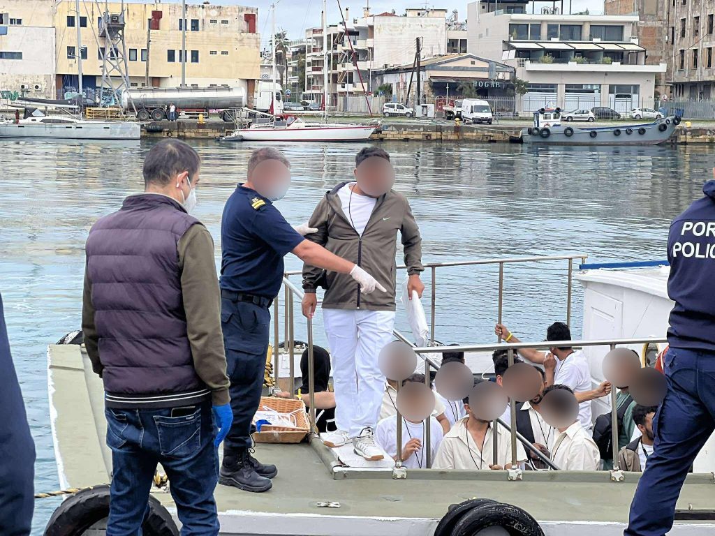 Καλαμάτα: 63 πρόσφυγες και μετανάστες διασώθηκαν από κρουαζιερόπλοιο – Είχαν αποπλεύσει από την Αττάλεια με προορισμό την Ιταλία