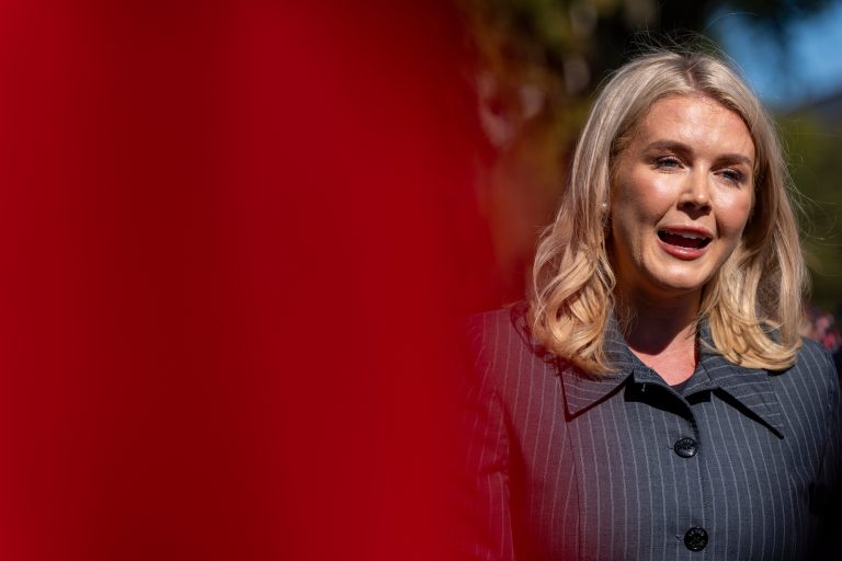 «Η μάνα σου» απάντησε η εκπρόσωπος του Τραμπ σε δημοσιογράφο που ρώτησε ποιος πρότεινε τη Βουδαπέστη για τη συνάντηση με τον Πούτιν