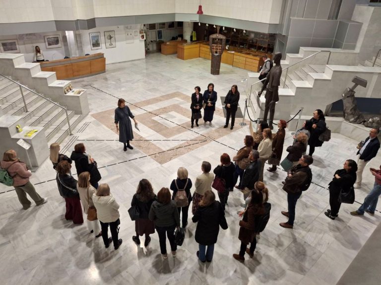 Εκπαιδευτικοί της Λάρισας γνώρισαν τη Δημοτική Πινακοθήκη – Μουσείο Γ. Ι. Κατσίγρα