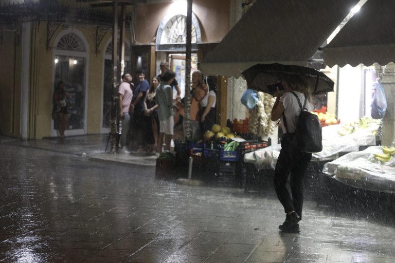 Άρχισε από τη δυτική Ελλάδα η επέλαση της κακοκαιρίας: Μήνυμα από το 112 για ισχυρές καταιγίδες σε Ιόνιο, Αχαΐα, Ηλεία, Μεσσηνία – Πότε θα χτυπήσουν την Αττική τα έντονα φαινόμενα