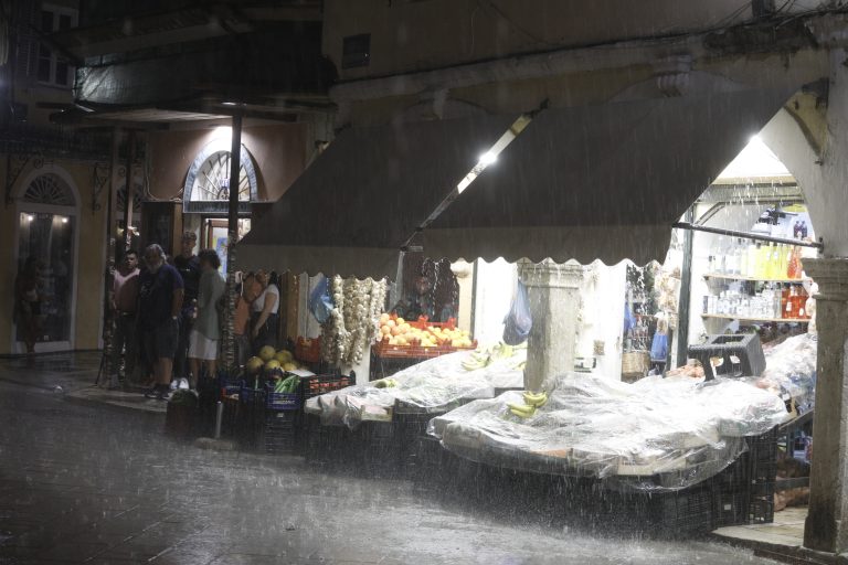 Έντονη βροχόπτωση στην Κέρκυρα: Ήχησε το 112 –  Η πυροσβεστική απεγκλώβισε οικογένεια Βρετανών