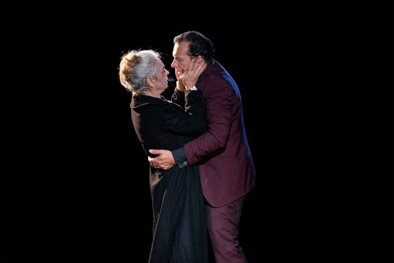 «Οιδίπους Τύραννος»: Η βραβευμένη παράσταση του Θανάση Σαράντου επιστρέφει στο Θέατρο ΡΟΕΣ για 15 τελευταίες εμφανίσεις