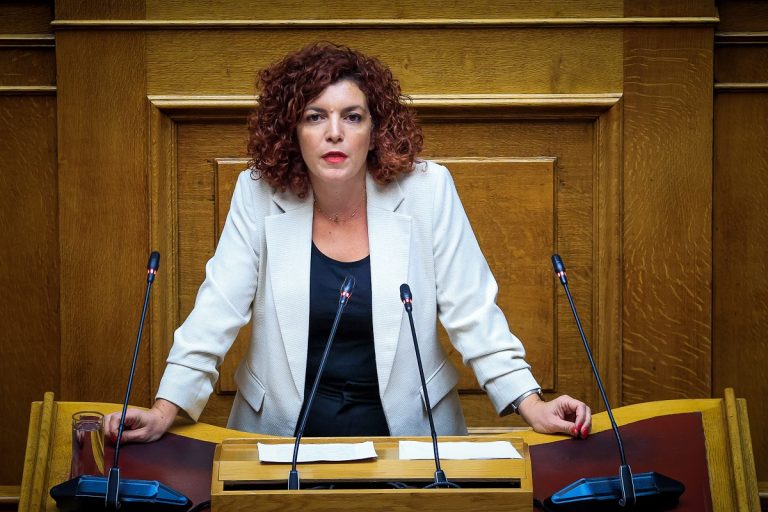 Μ. Κομνηνάκα στο ΕΡΤnews Radio 105,8 για Άγνωστο Στρατιώτη: Θέμα από το πουθενά που επέλεξε να ανοίξει η κυβέρνηση για να διχάσει (audio)