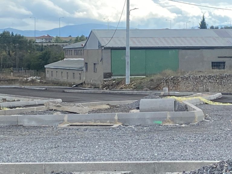 Σε εξέλιξη το έργο των κόμβων και των παράδρομων στο τέλος της οδού Ναυπλίου στην Τρίπολη