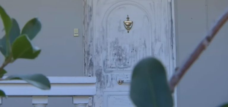 Δίωξη για απόπειρα ανθρωποκτονίας στον 50χρονο που ξυλοκόπησε τη σύζυγό του στο Κορωπί – Είχε χτυπήσει και ένα από τα παιδιά τους
