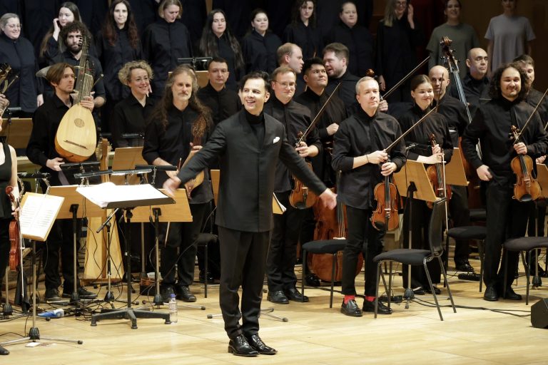 Ο χαρισματικός Θεόδωρος Κουρεντζής καθήλωσε το κοινό στην πρώτη του εμφάνιση στη Θεσσαλονίκη