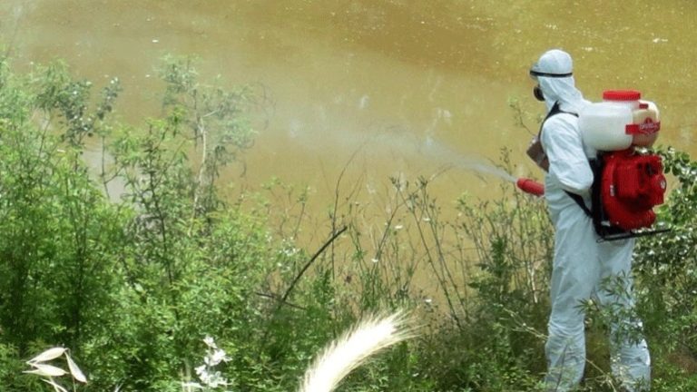 Με εντατικό ρυθμό συνεχίζονται οι ψεκασμοί για τα κουνούπια στη Δυτική Ελλάδα