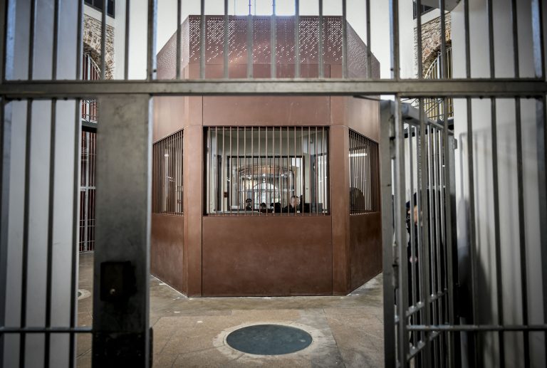 Σε μοναχικό κελί στη VIP πτέρυγα της φυλακής Λα Σαντέ ο Σαρκοζί – Ποια βιβλία πήρε μαζί του