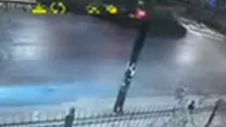 Κολωνός: Βίντεο ντοκουμέντο από το τροχαίο δυστύχημα στη Λένορμαν – Ανακοπή στο τιμόνι φέρεται να υπέστη ο 61χρονος οδηγός