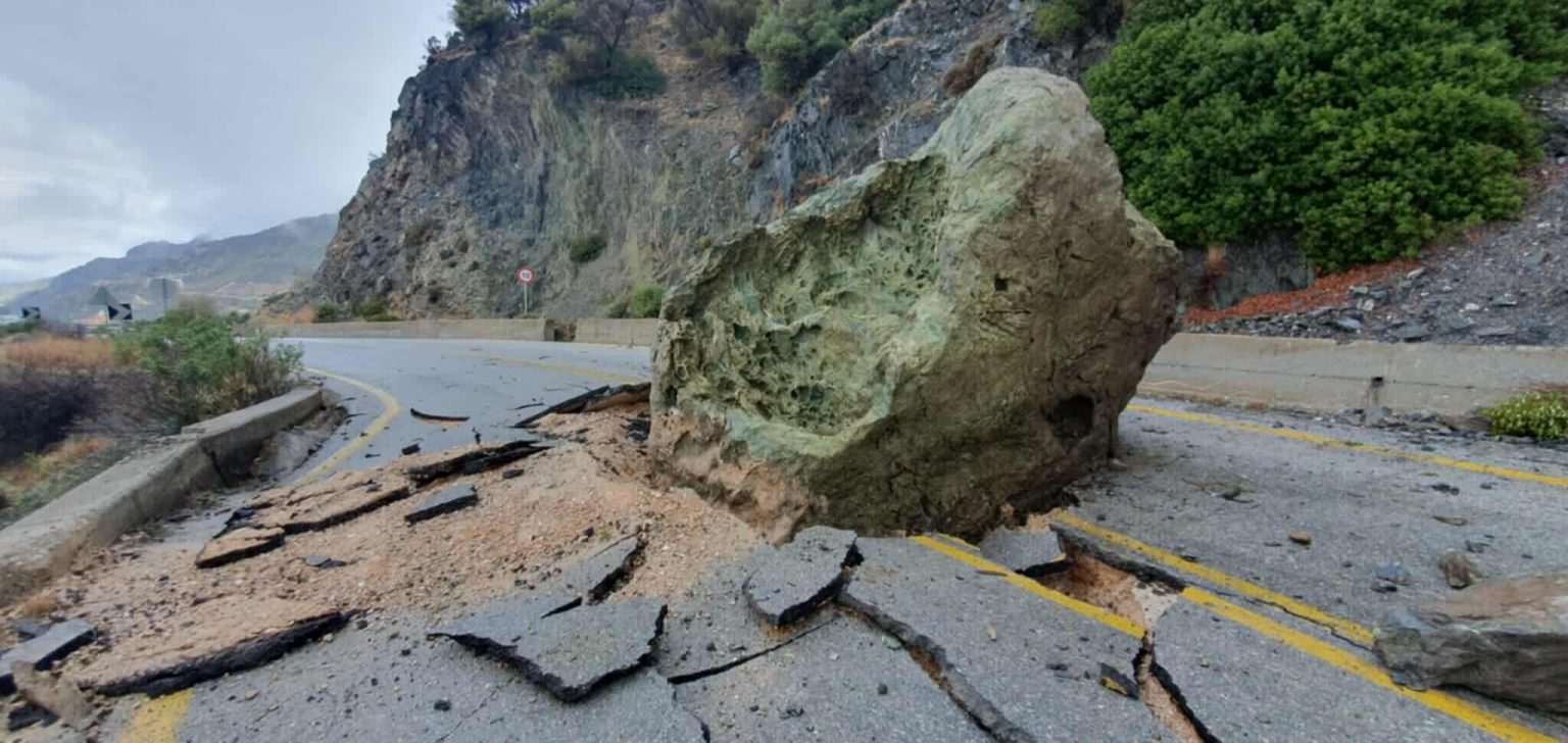 Σοβαρές ζημιές στον δρόμο στην Μελίντα της Λέσβου από πτώση βράχου